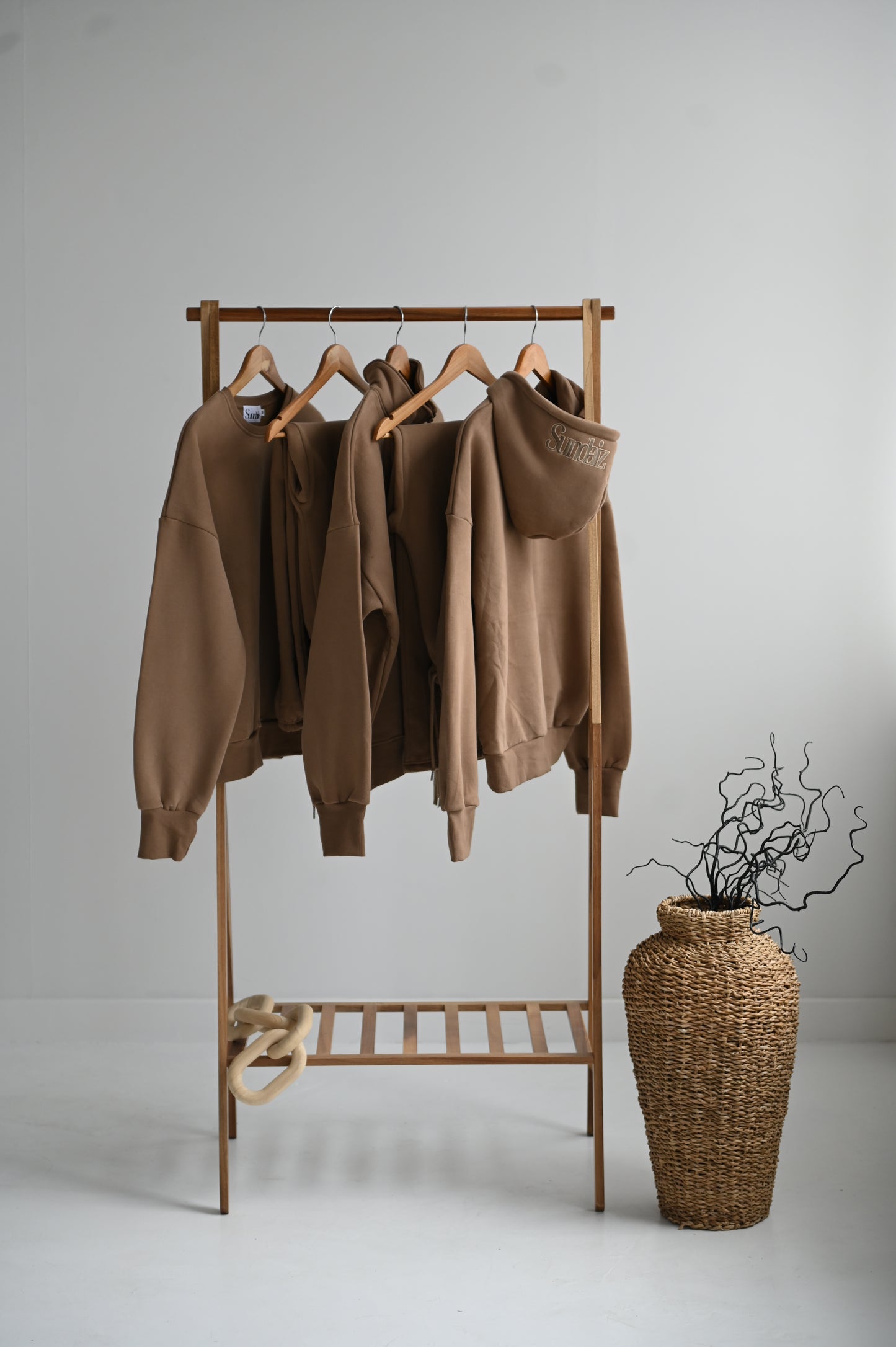 MOCHA Hoodie with zipper.