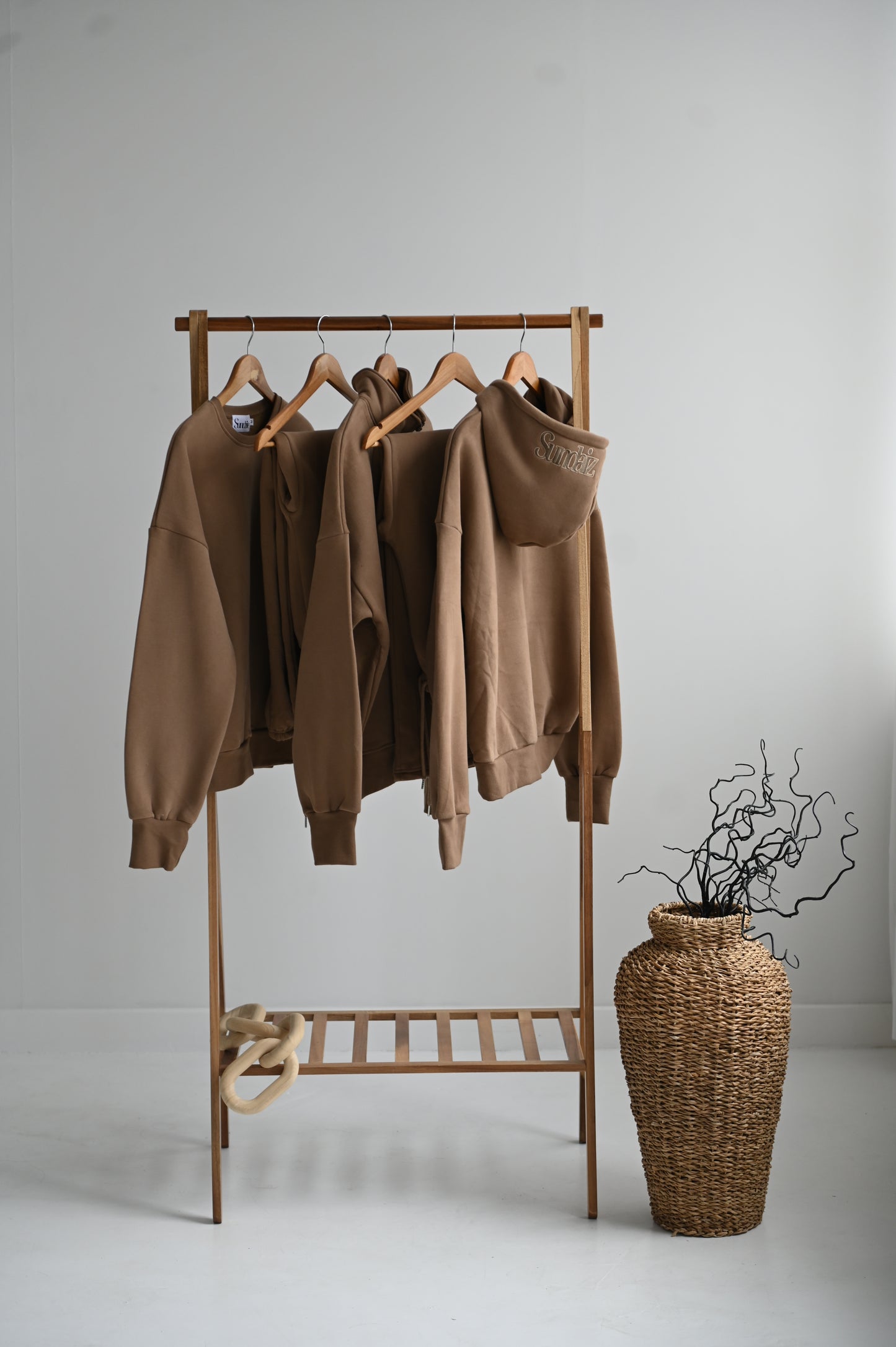 MOCHA Hoodie with zipper.