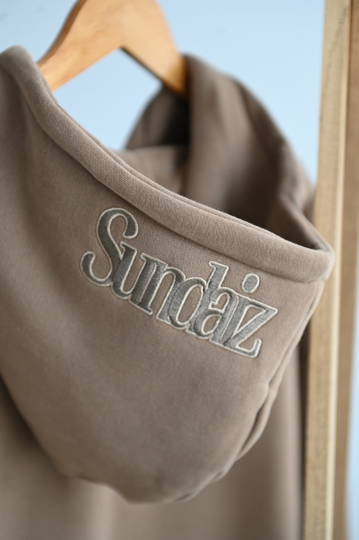 MOCHA Hoodie with zipper.