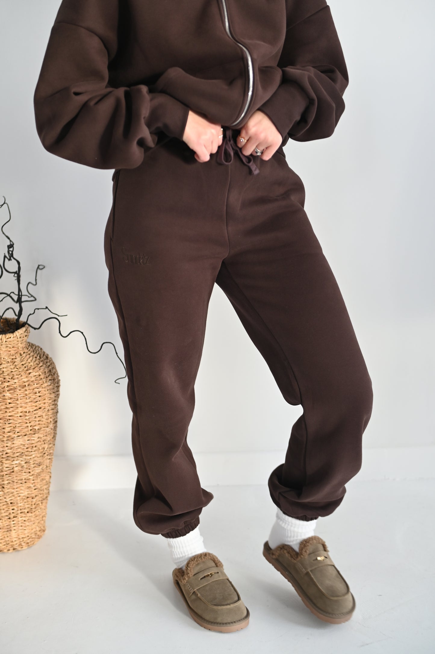 Fleece joggers in Chocolate.