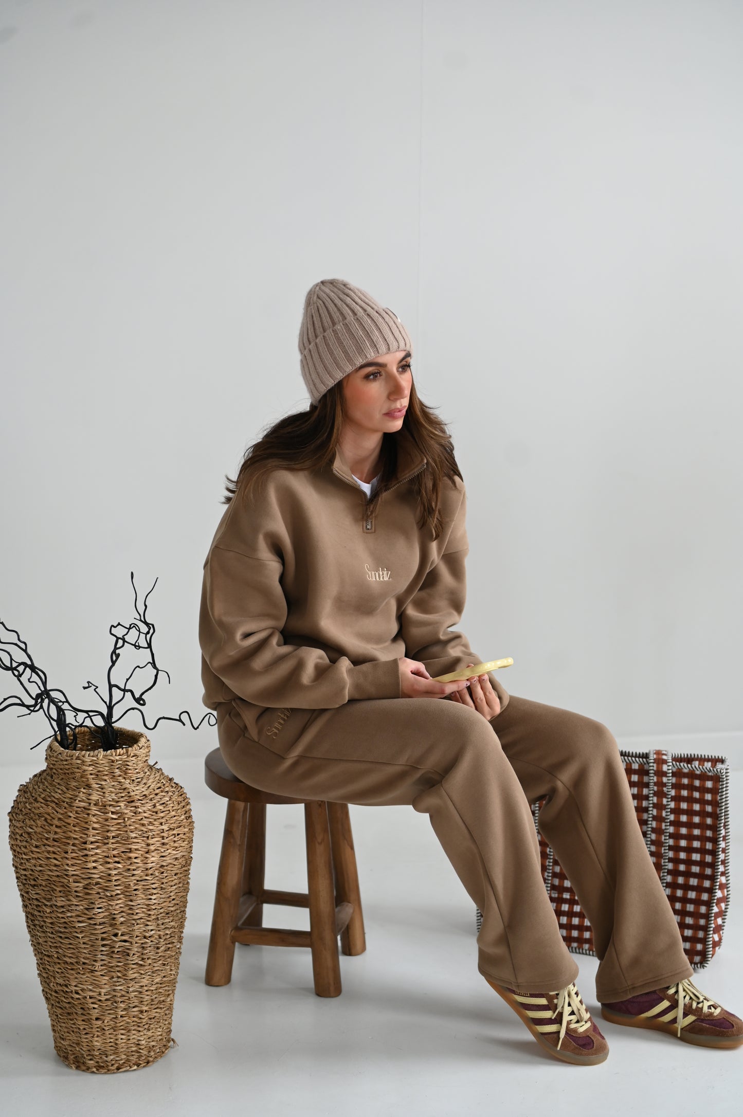 Fleece straight leg pants in MOCHA