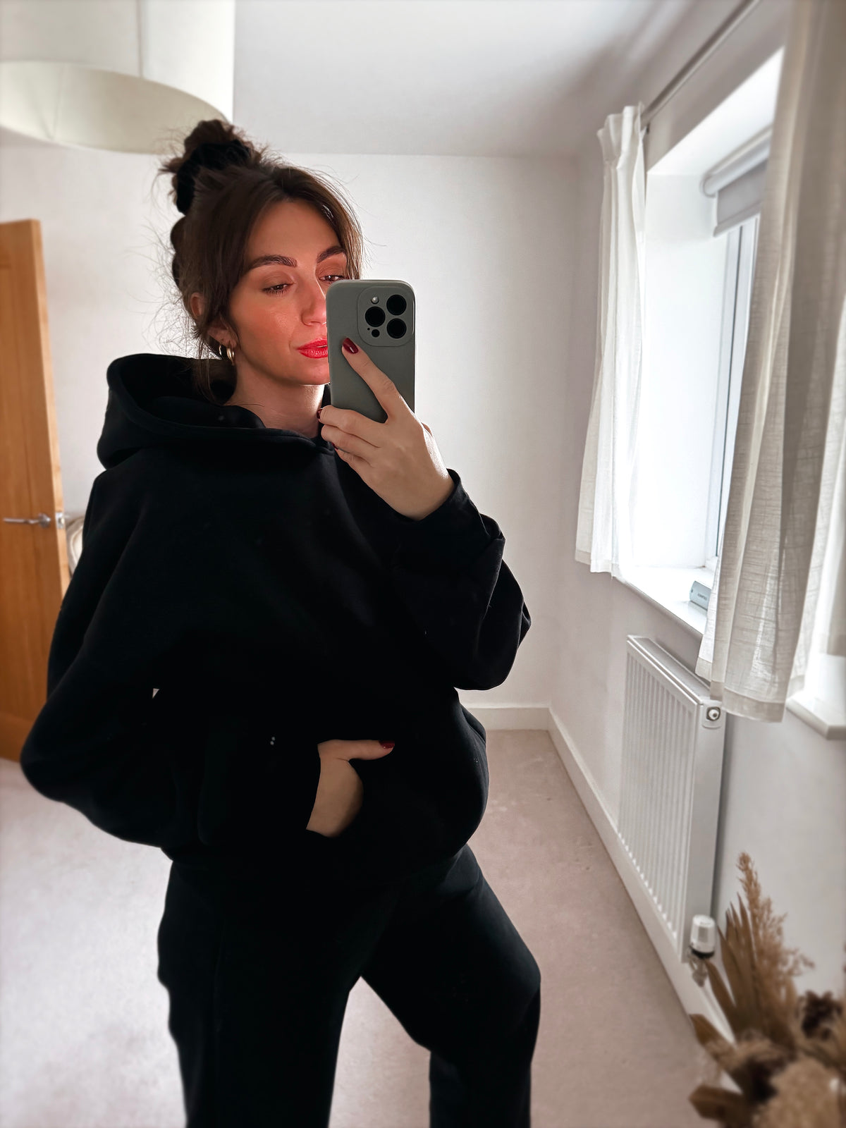 BLACK Hoodie without zipper.